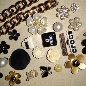 🖤BLACK & GOLD CROC JIBBITZ SET NEW🆕